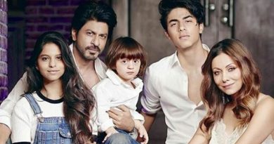 SRK’s duty to delay the onset of kids’ adulthood!